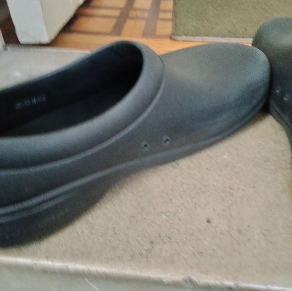 Unisex Crocs - Picture 7 of 10